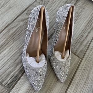 NWT Charles David embellished Pump